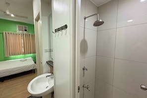 Quarto superior | Banheiro | Chuveiro, chuveiro com efeito de chuva, toalhas de banho, sabonete