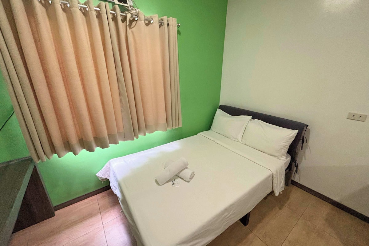 Quarto casal superior | Escrivaninha, Wi-Fi de cortesia, roupa de cama
