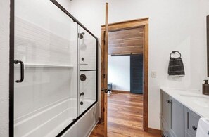Toallas, jabón, papel de baño 