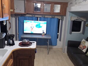 Living area - Cozy mobile home in lovely Kelso with AC (Kelso)