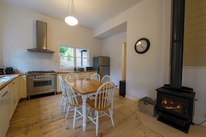 Deluxe Cottage | Living area | 56-inch Smart TV with digital channels, fireplace