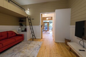 56-英寸智能电视 (配备数码频道)、壁炉