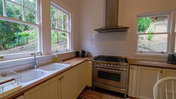 Full-sized fridge, microwave, oven, stovetop