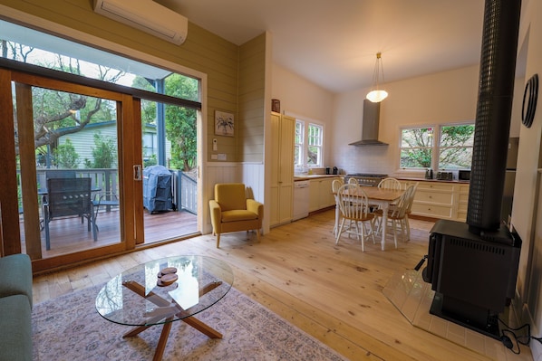Deluxe Cottage | Living area | 56-inch Smart TV with digital channels, fireplace