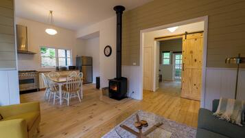 Deluxe Cottage | Living area | 56-inch Smart TV with digital channels, fireplace