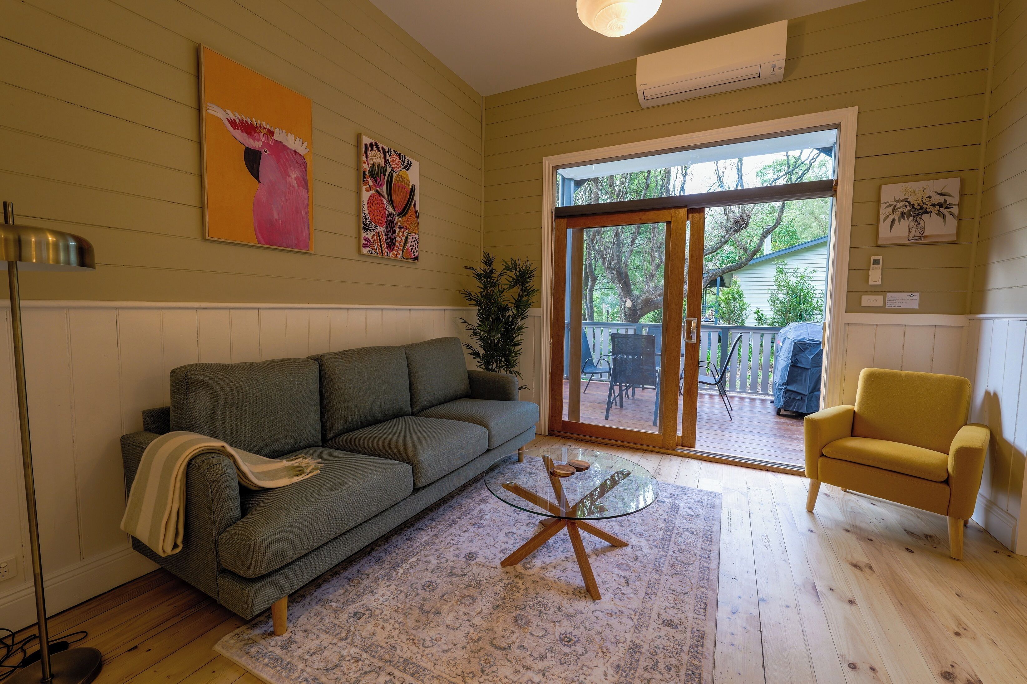 Stuga Deluxe | Vardagsrum | 56-tums smart-tv med digitalkanaler och eldstad