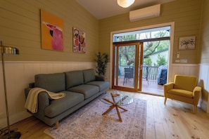 华丽村舍 | 起居区 | 56-英寸智能电视 (配备数码频道)、壁炉