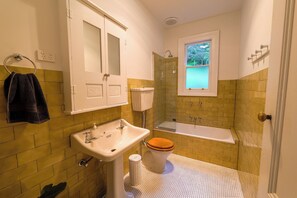 A bathroom with a sink, toilet, and bathtub. - Ferntree Digs Cottage (Warburton)