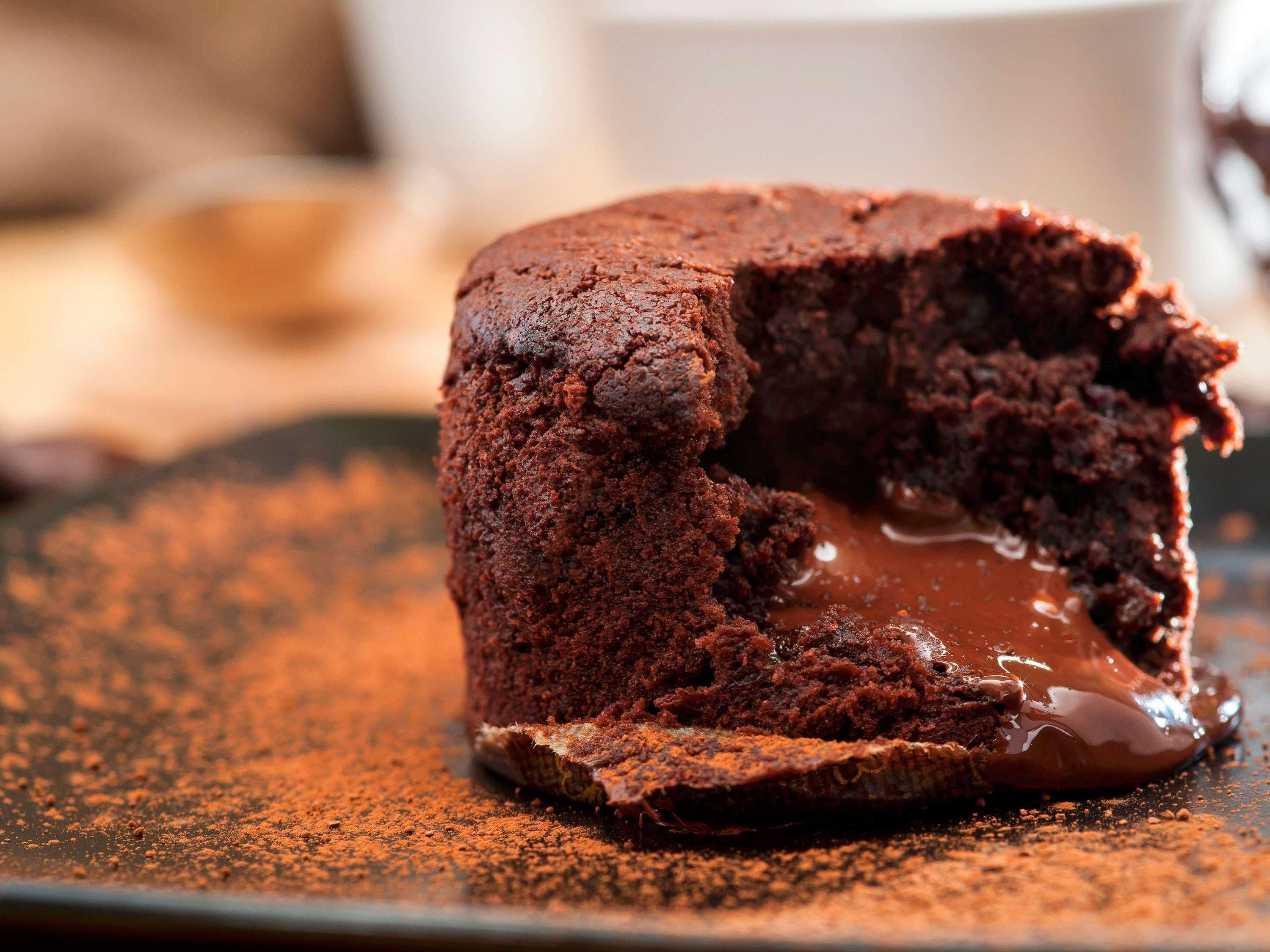 Un fondant au chocolat à cœur coulant, saupoudré de cacao en poudre.