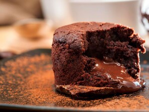 A chocolate lava cake with a gooey center, dusted with cocoa powder. - Ibis Jouy en Josas Velizy (Jouy-en-Josas)