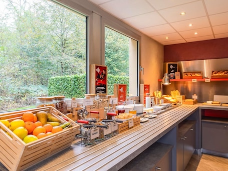 Restaurant. Ibis Jouy en Josas Velizy