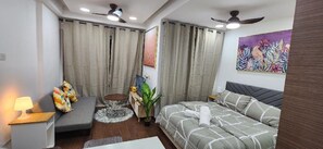 Tabla de planchar con plancha, wifi y ropa de cama 