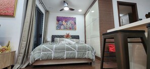 Tabla de planchar con plancha, wifi y ropa de cama