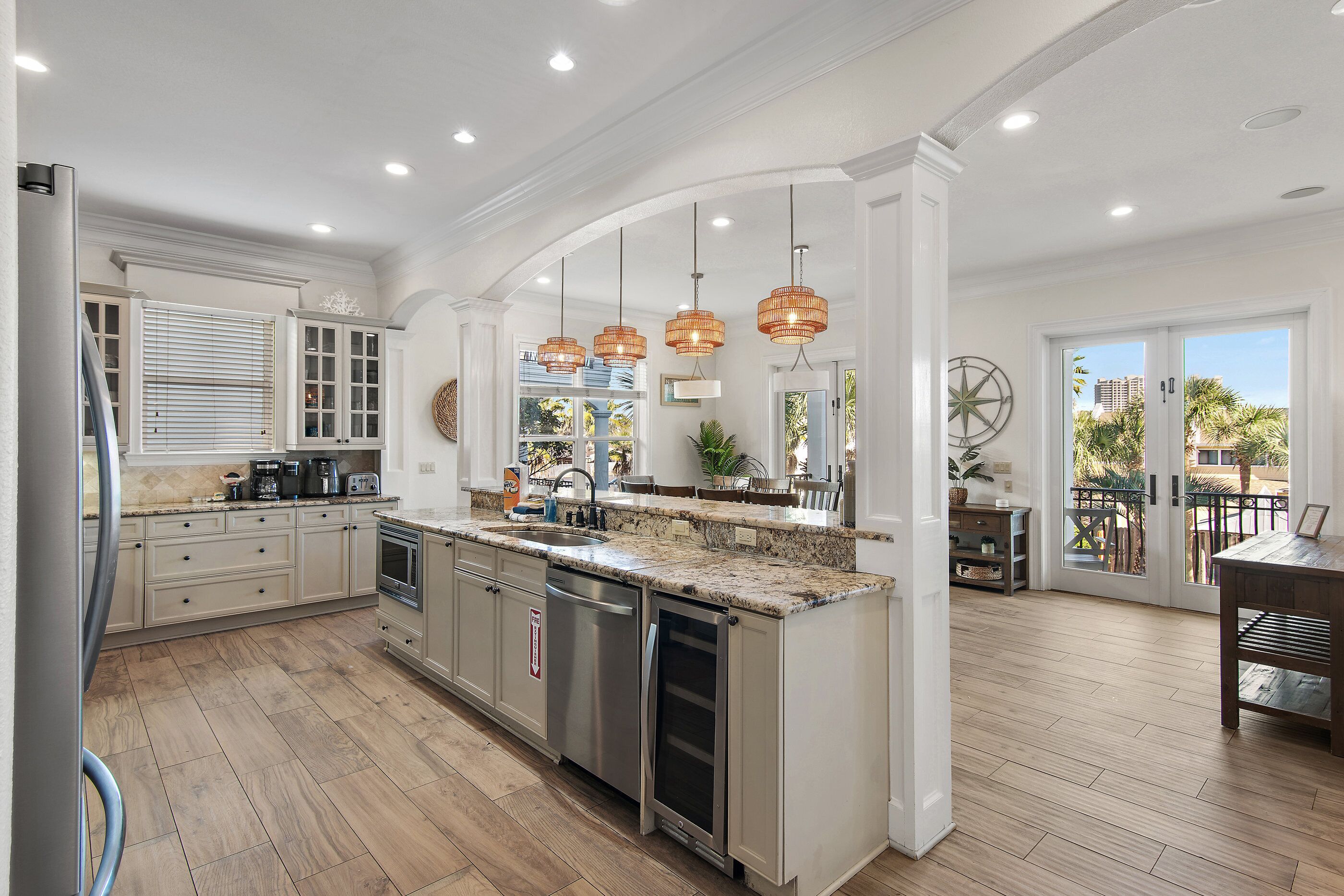 冷蔵庫、電子レンジ、オーブン、コンロ