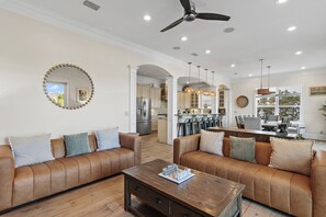 TV connectée, cheminée, jeux vidéo, lecteur de DVD