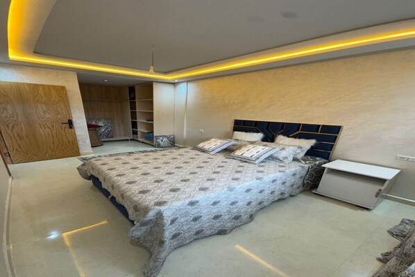 1 bedroom, bed sheets