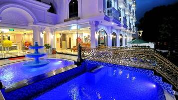 Outdoor pool, pool umbrellas, sun loungers