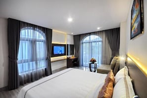 Suíte estúdio júnior, sacada, vista para o jardim | Escrivaninha, cortinas blackout, quartos à prova de som