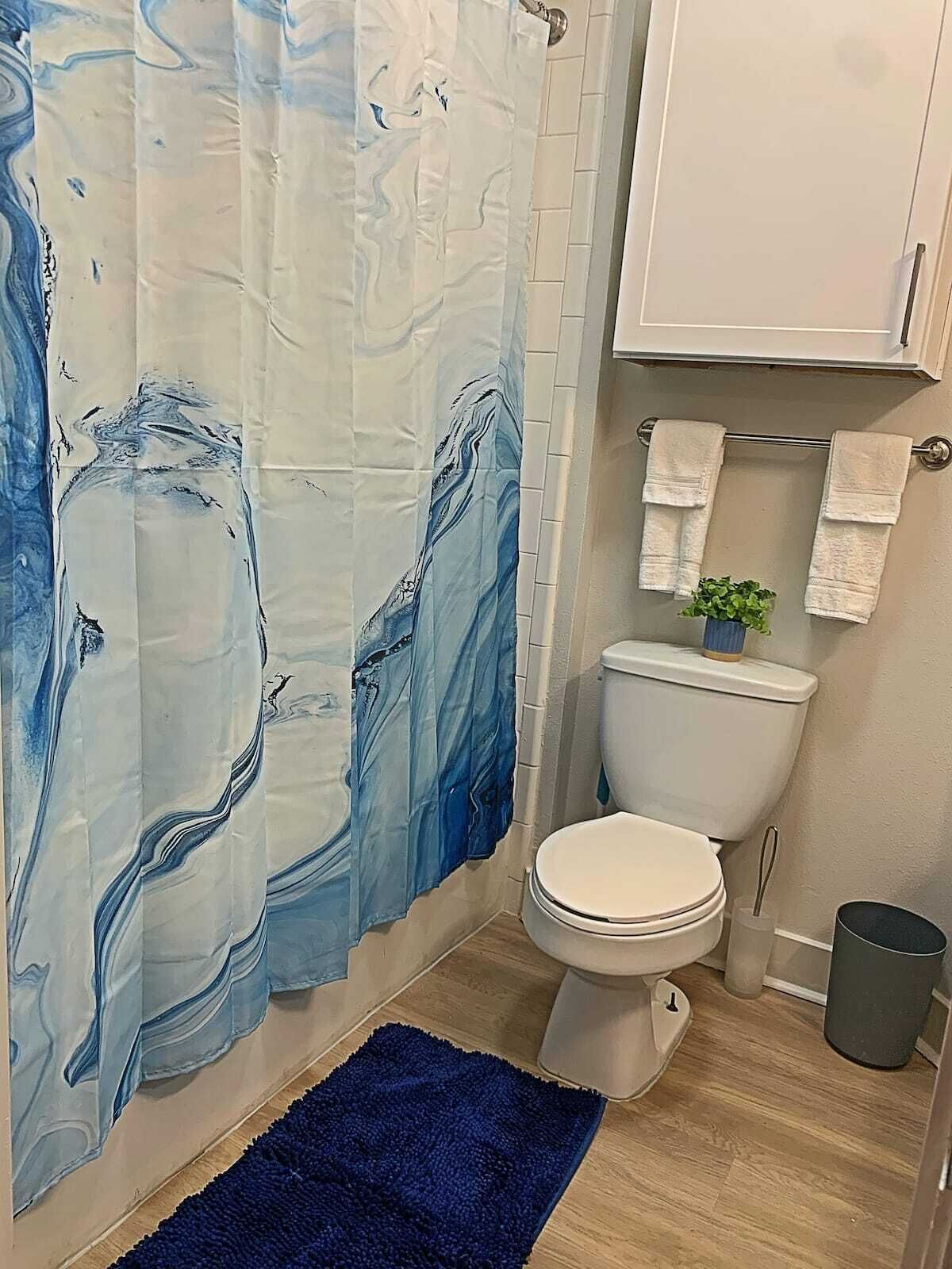 Secadora de cabello, toallas, jabón, papel de baño 