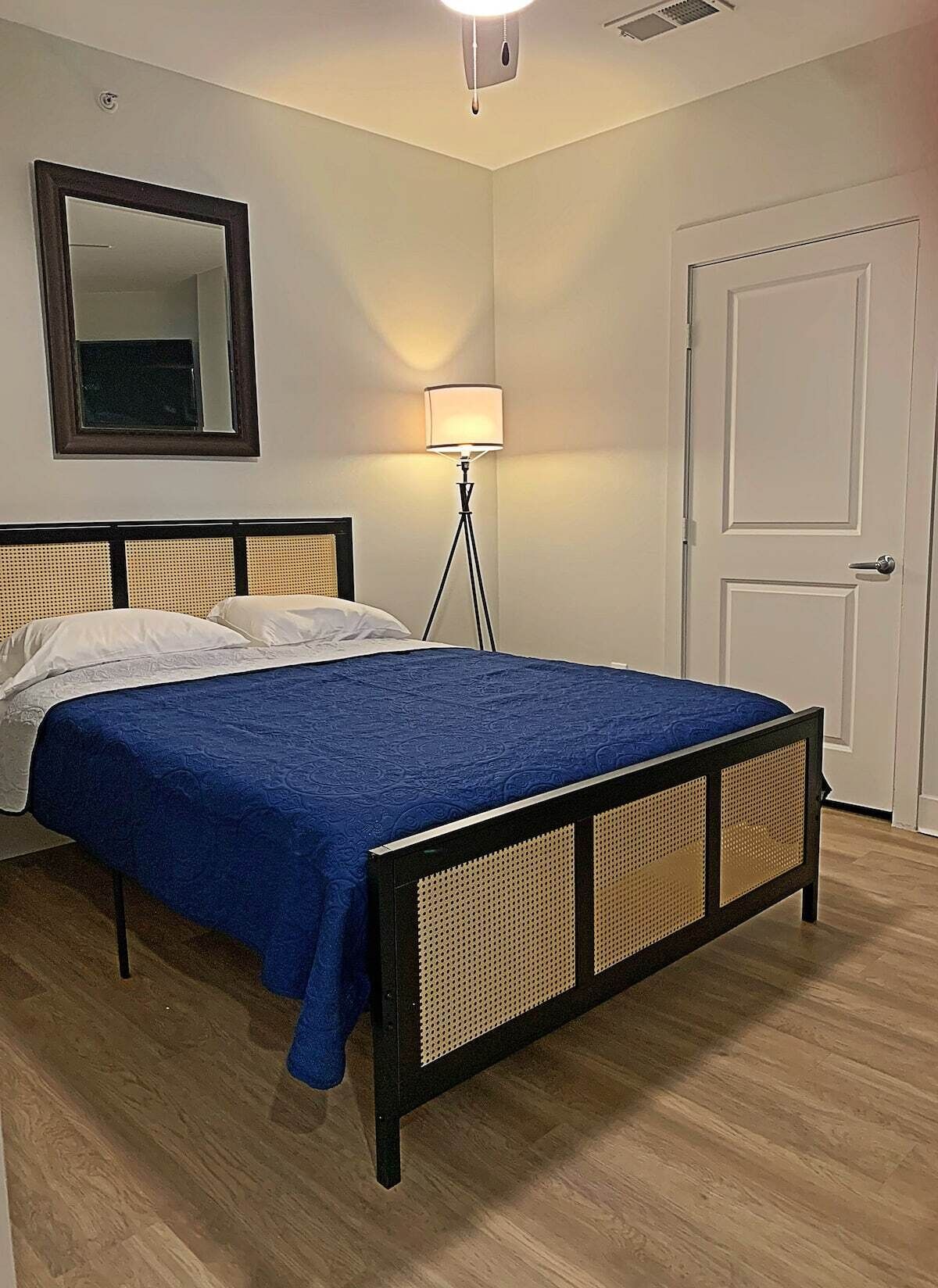 1 habitación, tabla de planchar con plancha y ropa de cama 