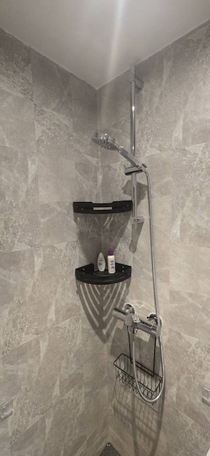 Haartrockner, Handtücher, Seife, Shampoo