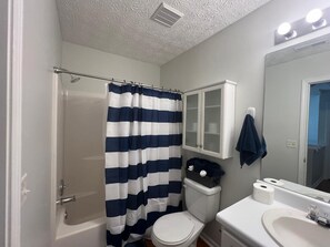 Serviettes fournies, savon, papier toilette