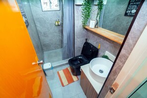 Haartrockner, Bidet, Handtücher, Seife