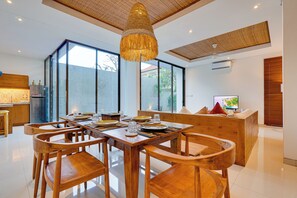 Villa, vue piscine | Salle à manger