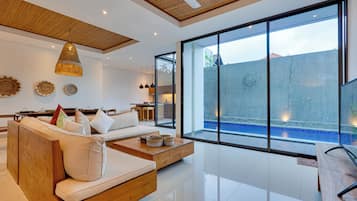 Villa, vistas a la piscina | Zona de estar | Televisión LCD de 43 pulgadas con canales digitales, Netflix