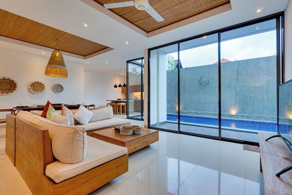 Villa, vue piscine | Coin séjour | Télévision LCD de 43 pouces avec chaînes numériques, Netflix