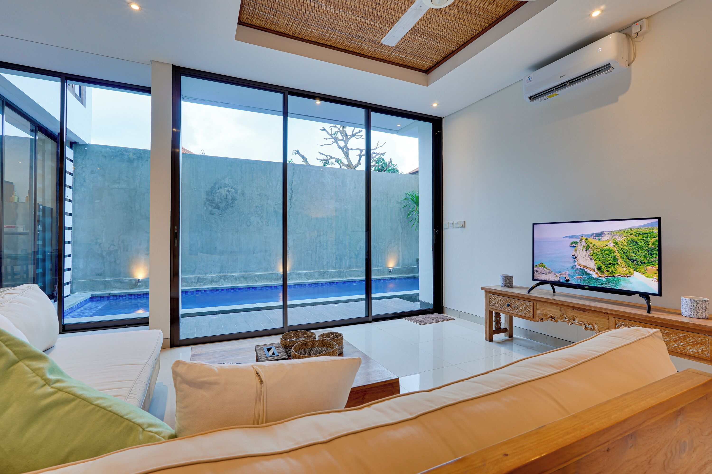 ヴィラ プールビュー | リビング エリア | 43 インチの液晶テレビ (デジタル放送視聴可)、Netflix、ストリーミングサービス