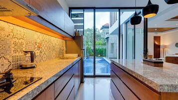 Villa, vistas a la piscina | Cocina privada | Hervidor eléctrico