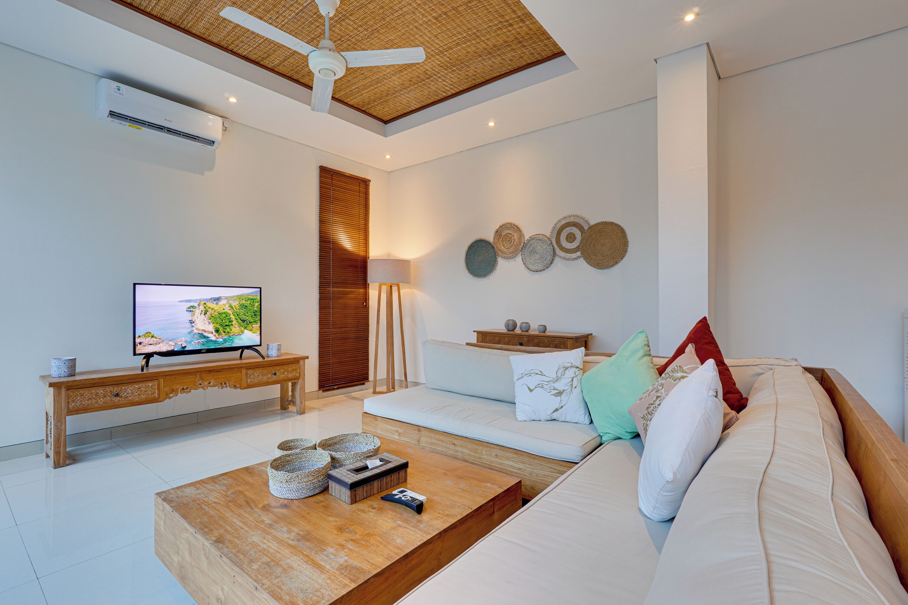 Biệt thự, quang cảnh hồ bơi | Khu phòng khách | TV LCD 43-inch có truyền hình kỹ thuật số, Netflix, dịch vụ stream 