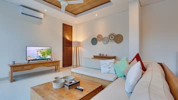 Villa, vistas a la piscina | Zona de estar | Televisión LCD de 43 pulgadas con canales digitales, Netflix