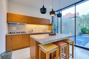 Vila, pemandangan kolam renang | Dapur pribadi | Ketel listrik dan pemanggang roti