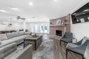 TV, fireplace, offices - Lilly’s Maison #7 Medical Center/Galleria/NRG (Houston)