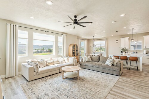 Spacious 5BR Home w/ Private Theater, 2 Kitchens & Golf Views