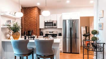 Fridge, microwave, stovetop, dishwasher