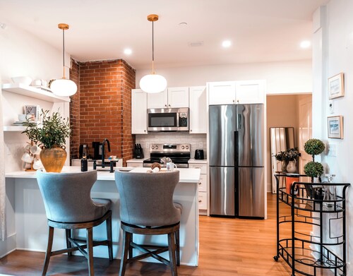 2BR Garden Apt w/ Parking • Near Brown & RISD