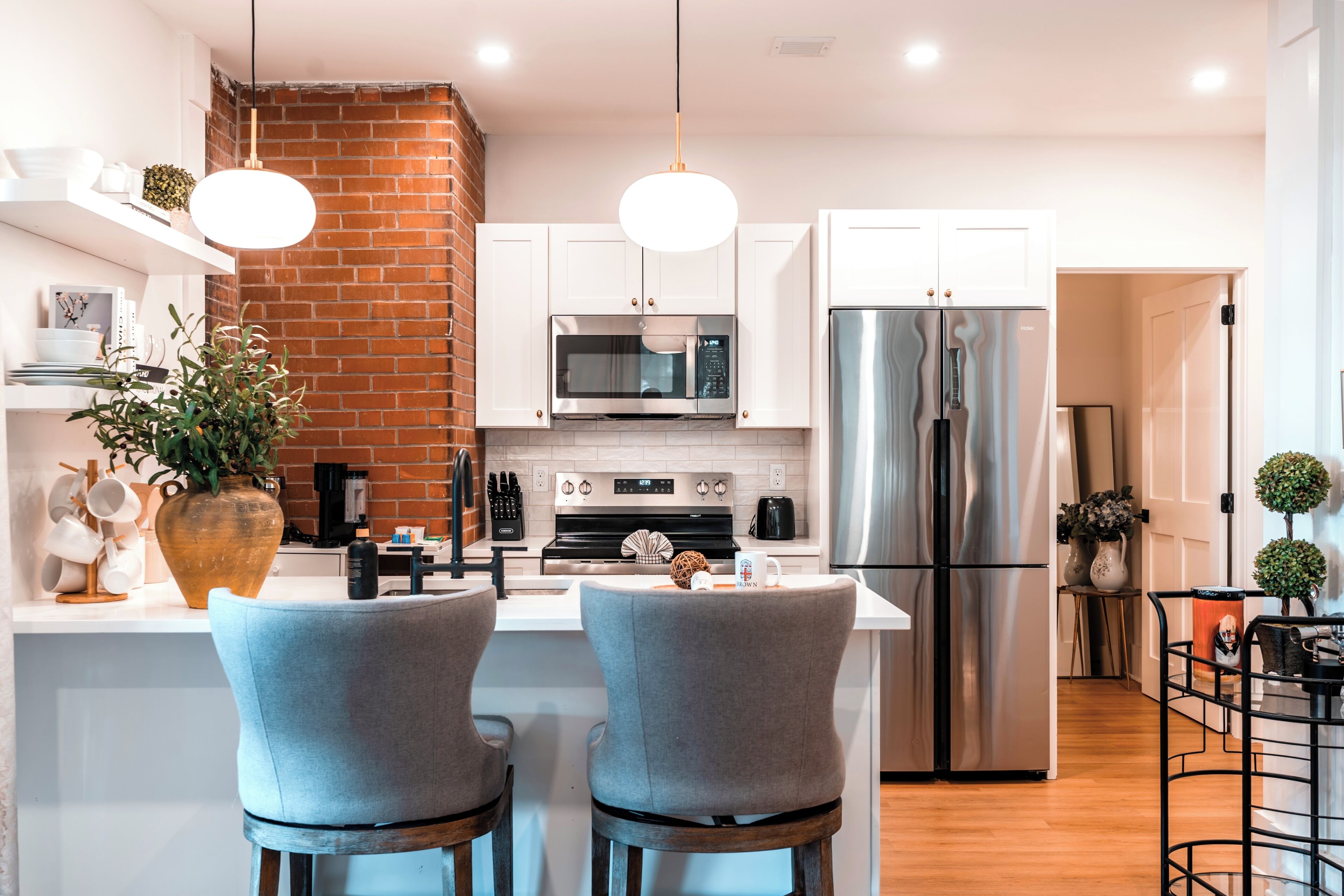 Réfrigérateur, micro-ondes, plaque de cuisson, lave-vaisselle