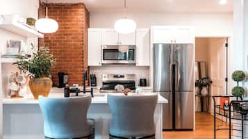 Fridge, microwave, stovetop, dishwasher