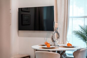 Dining - Family-Friendly 2BR • Walk to Waterfront & Park • Parking • East Side (Providence)