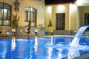 Seasonal outdoor pool