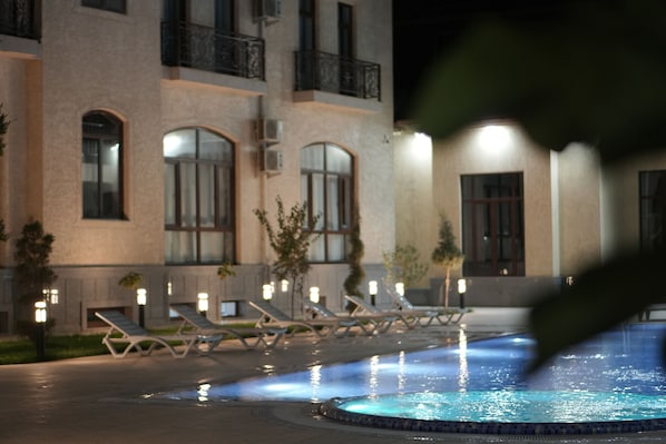 Seasonal outdoor pool