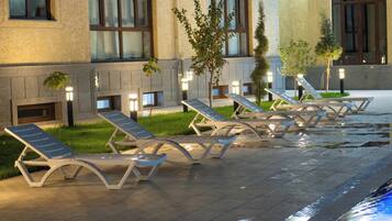 En säsongsöppen utomhuspool