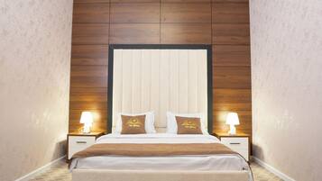 Quarto quádruplo família, sacada, vista para o jardim | Cofres nos quartos, escrivaninha, espaço de trabalho para notebook