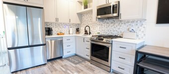 Chic Seattle Ballard Townhouse with Rooftop Retreat Walkable to shops and dining