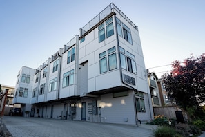 Exterior - Chic Seattle Ballard Townhouse with Rooftop Retreat Walkable to shops and dining (Seattle)