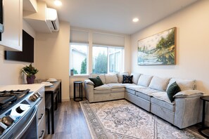 Interior - Chic Seattle Ballard Townhouse with Rooftop Retreat Walkable to shops and dining (Seattle)