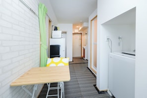 Apartment | Blackout drapes, iron/ironing board, free WiFi